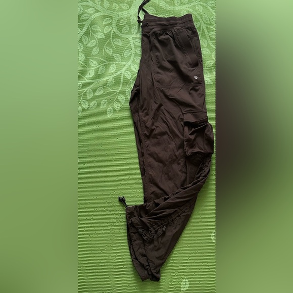 Lululemon Dance Studio Mid Rise cargo pants size L - Picture 7 of 9